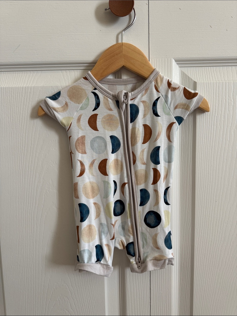 Little Sleepies Short Sleeve Zippy in Neutral Moon Print 0-3 months
